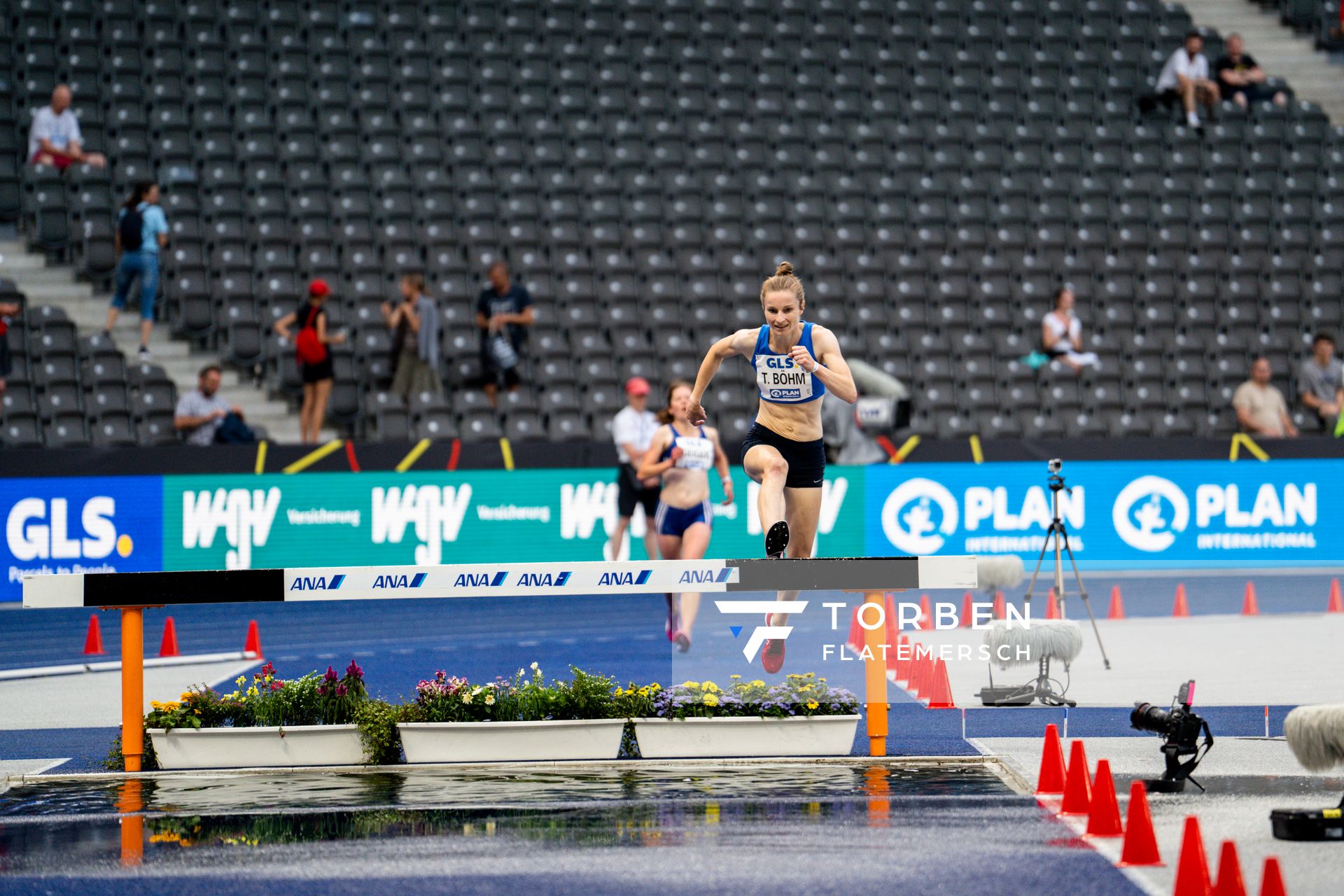 Tina Boehm (OTB Osnabrueck) ueber 3000m Hindernis waehrend der deutschen Leichtathletik-Meisterschaften im Olympiastadion am 25.06.2022 in Berlin